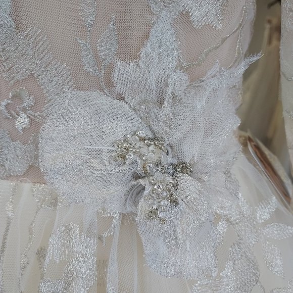 NEW! Lazaro style 3758 Wedding Gown, size 6 to 8 - Picture 9 of 11